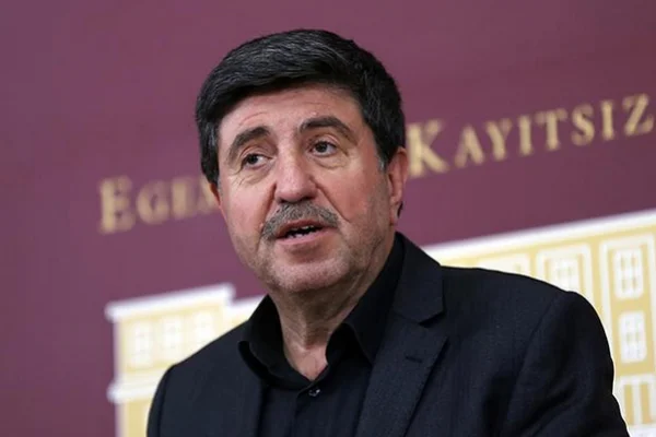 'İslamcı yazarların yarısı devletin adamı'