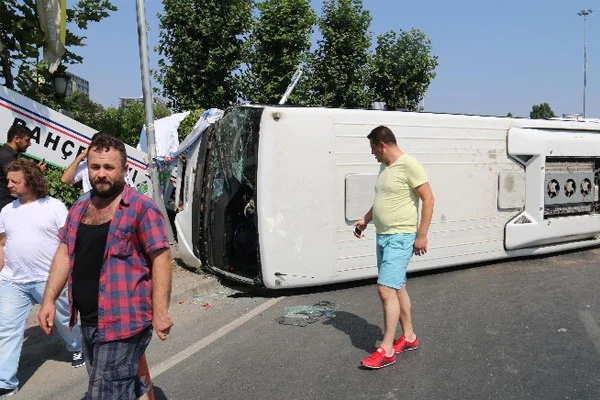 İstanbul'da yolcu minibüsü devrildi