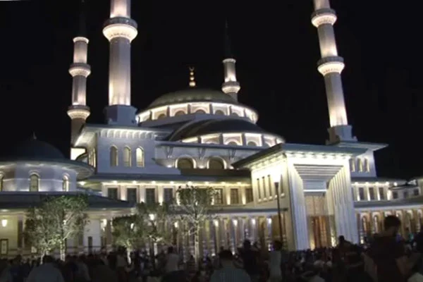 Kadir Gecesi'nde Millet Camii'ne akın