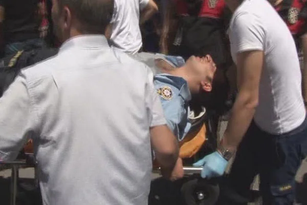 Kavgayı ayıran polis bıçaklandı