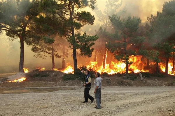 Mersin alev alev yanıyor