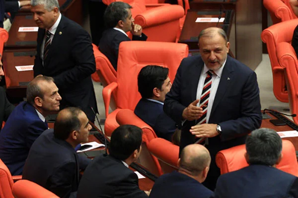 Oktay Vural, MHP'li vekilleri uyardı