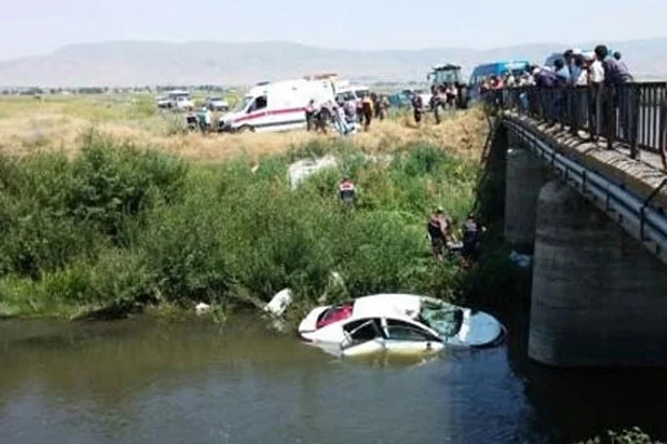 Otomobil nehre uçtu, 6 kişi hayatını kaybetti