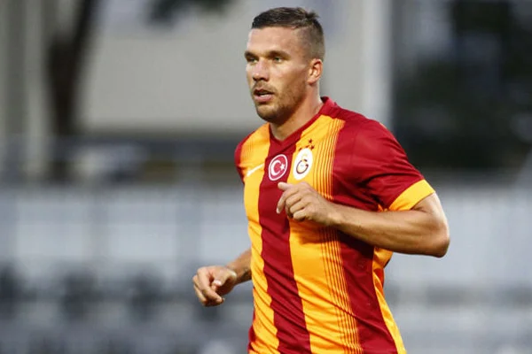Podolski süper başladı