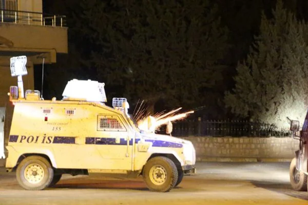 Polis karakolu ve polis aracı tarandı