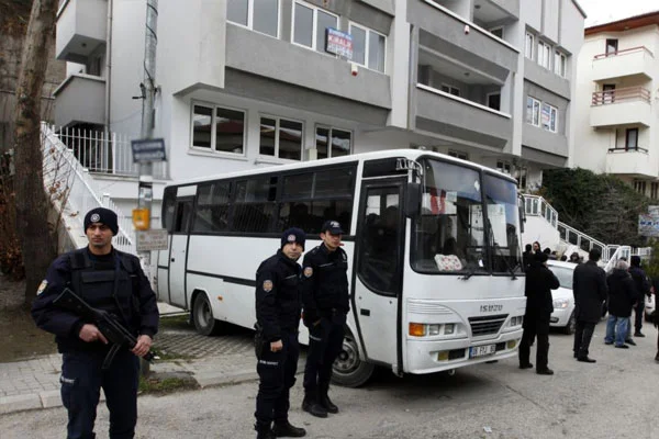 Polise bombalı ve silahlı saldırı
