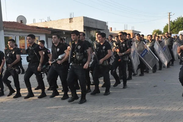 Polisin sloganlı yürüyüşüne soruşturma