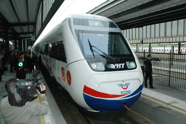 Sıcağa isyan edip treni durdurdular