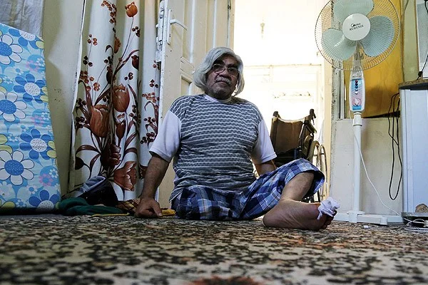 Suriyeli engelli akülü araç bekliyor