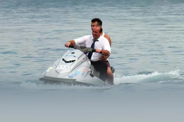 Takım elbiseyle Jet-Skiye bindi