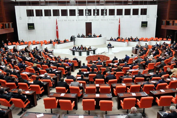 Üniversiteli işçilere memurluk yasa teklifi