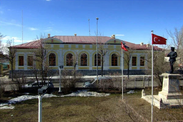 Valilik önünde bomba alarmı