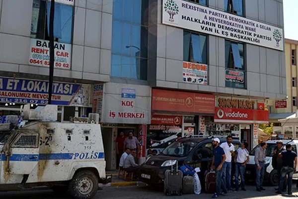 Van'da HDP binasına saldırı