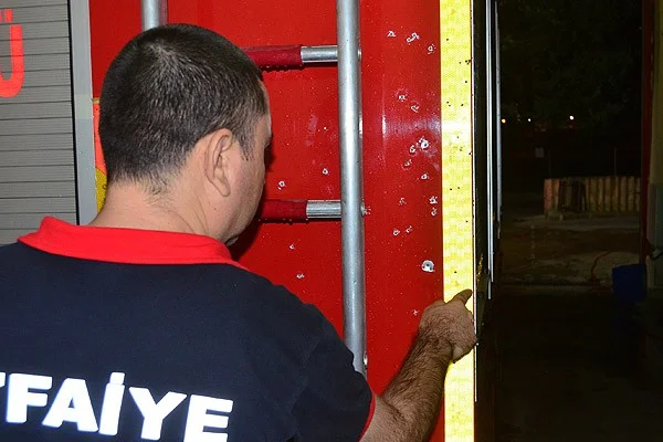 Yangını söndüren itfaiyeye silahlı saldırı