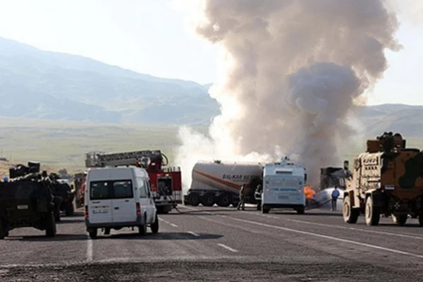 Yol kesip beton mikserini ateşe verdiler