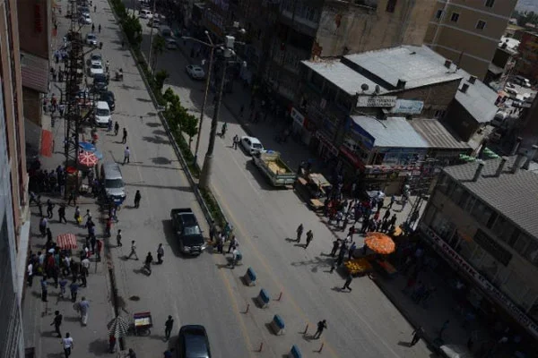 Yüksekova karıştı: 10 yaralı