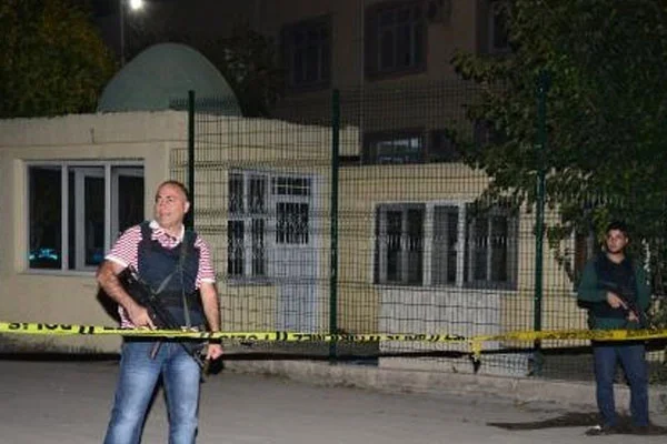 Adana'da 2 polis karakoluna saldırı
