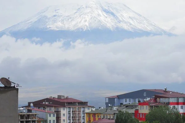 Ağrı Dağı'na kar yağdı