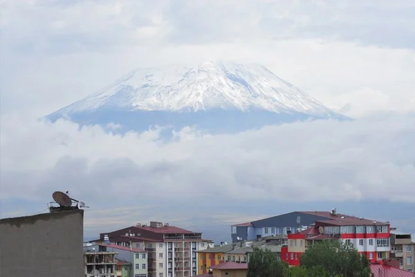 Ağrı Dağı'na kar yağdı