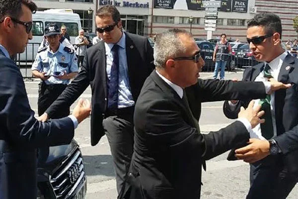Asker cenazesinde korumalar birbirine girdi