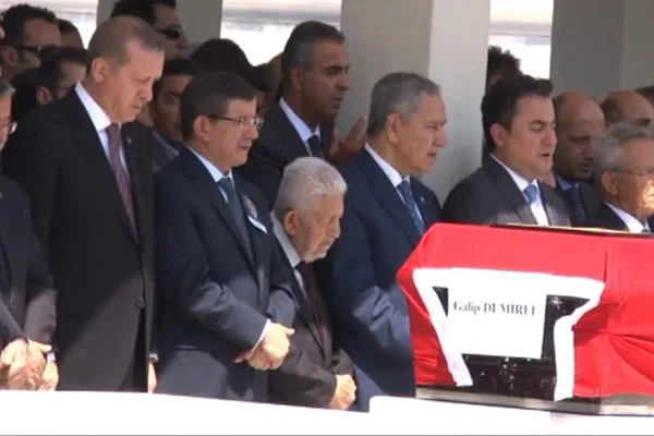 Demirel'e devletin zirvesinden uğurlama