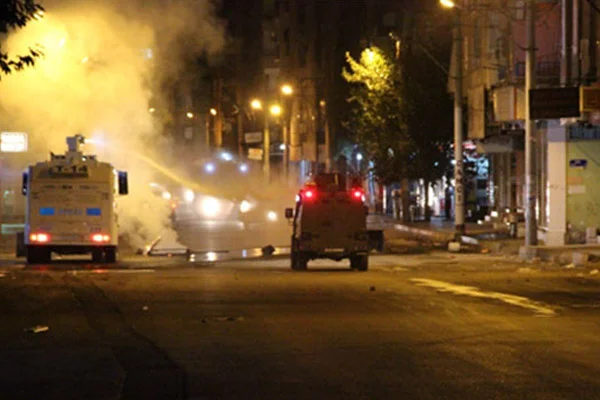 Diyarbakır'da polis göstericilere müdahale etti