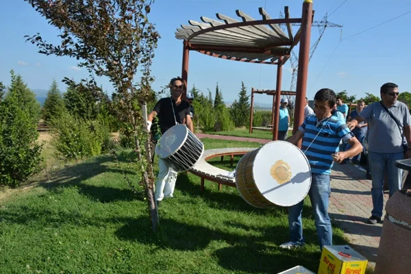 Domuzları kaçırmak için davul çaldılar