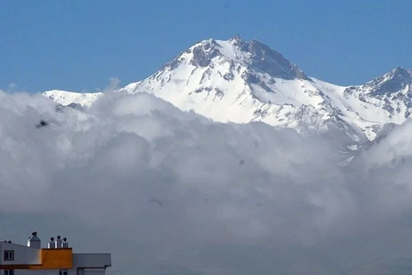 Erciyes'e yılın ilk karı yağdı