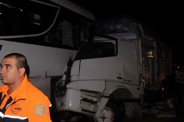 Feci trafik kazası: 16 yaralı
