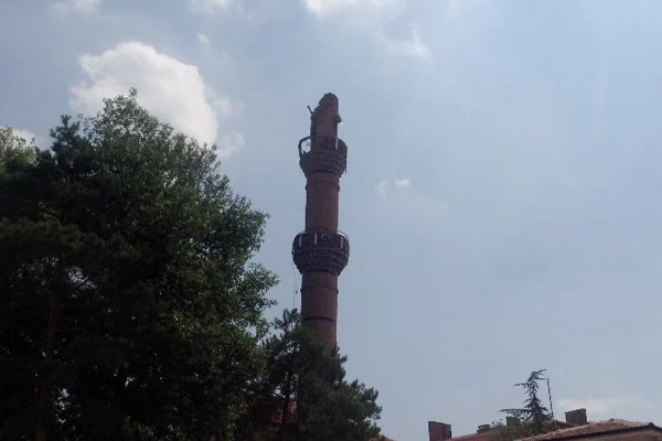 Fırtına minare devirdi
