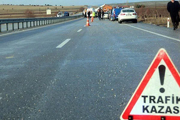 İşçiler kamyonetten düştü: 2 ölü