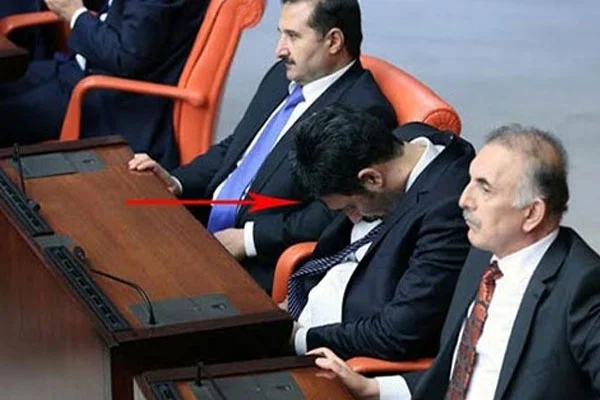 Işılak'a CHP'den şiirli yanıt: Sen uyandığında...