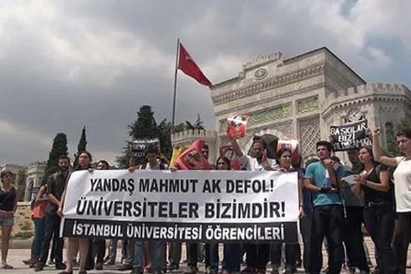 İstanbul Üniversitesi'nde 'rektör' protestosu