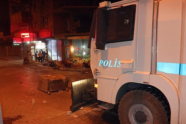 İzinsiz gösteride 15 gözaltı