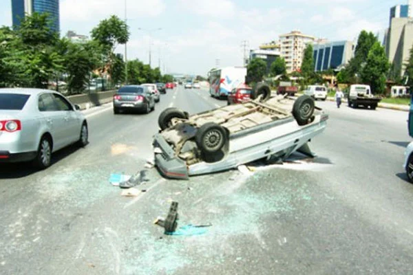 İzmir'de otomobil takla attı: 2 ölü