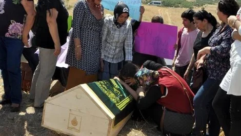 Kız arkadaşını testereyle parçaladı