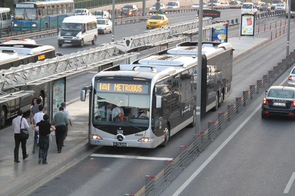Metrobüs yolu bakıma alınıyor