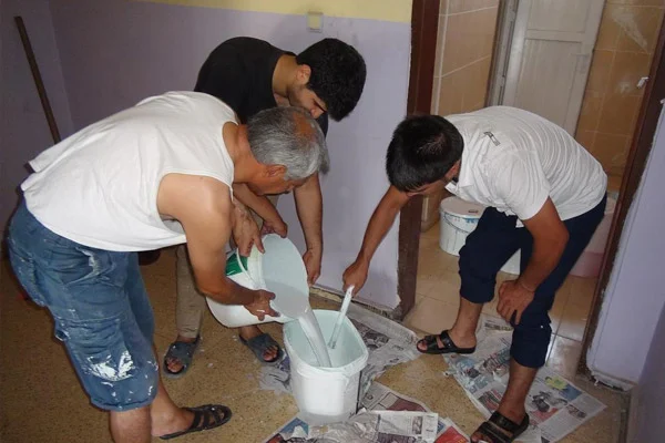 Öğretmenler okul boyadı