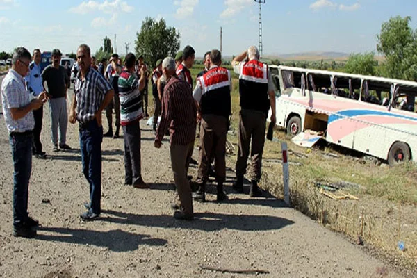 Otobüs devrildi: 33 yaralı