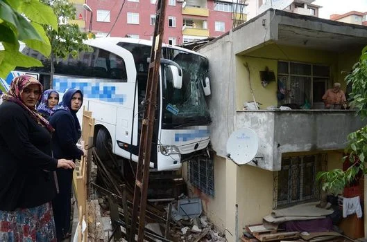 Otobüs gecekonduya girdi