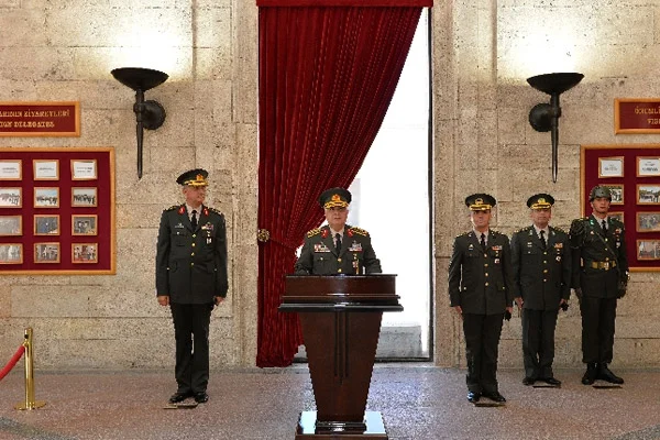 Özel'den Anıtkabir'e ziyaret