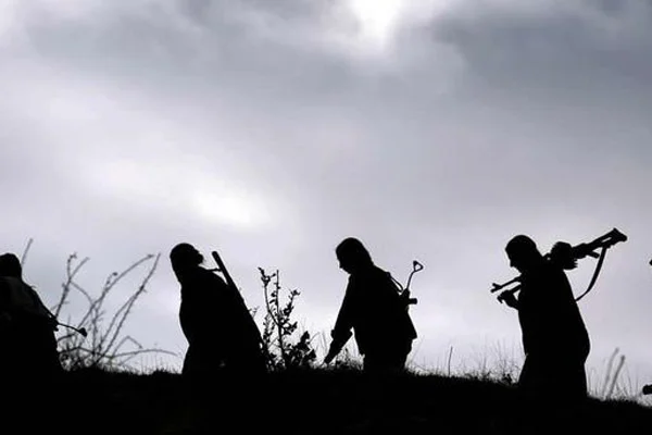 PKK Ağrı'da 5 tırı yaktı