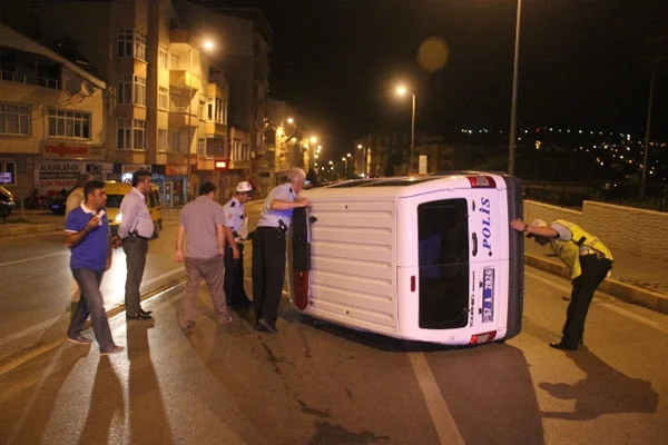 Polis aracı devrildi: 1 yaralı
