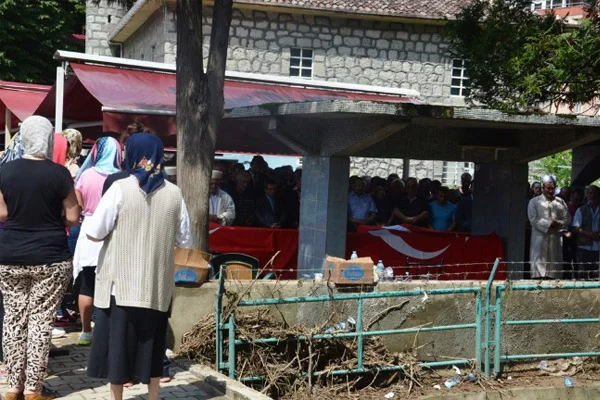 Selde hayatını kaybedenler toprağa veriliyor