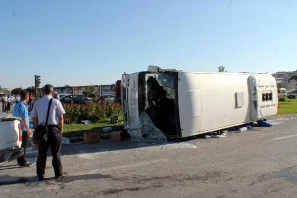 Servis TIR'la çarpıştı: 16 yaralı