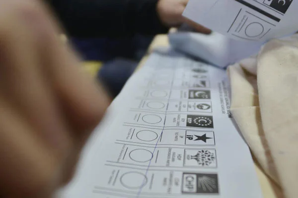 Son ankette oylar kritik sınırda
