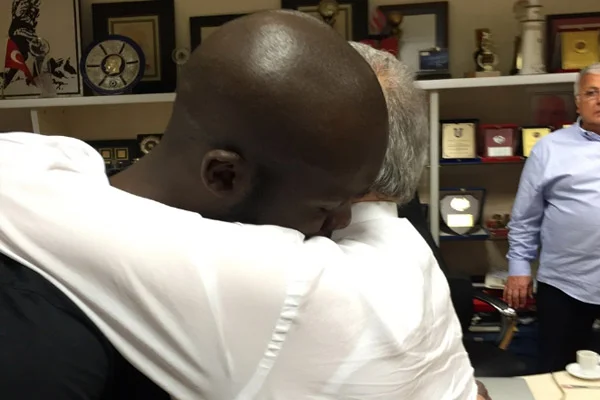 Sow Aziz Yıldırım'a sarılıp ağladı