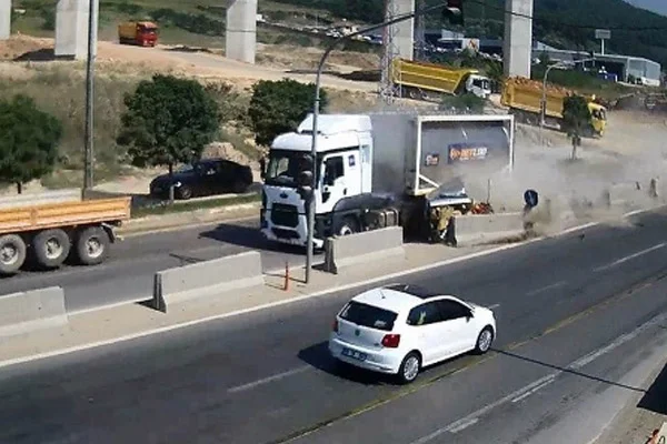 TIR otomobili metrelerce sürükledi