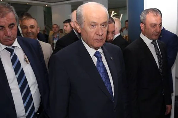 'Viskisini yudumlayıp oyunu HDP'ye veren...'