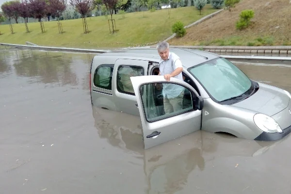 Yağmur trafiği felç etti
